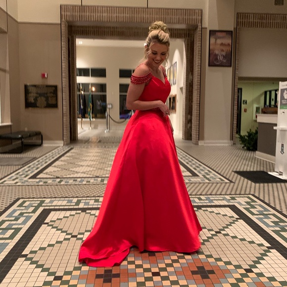 RED BALLGOWN CORSET BACK W/ POCKETS - Picture 2 of 4